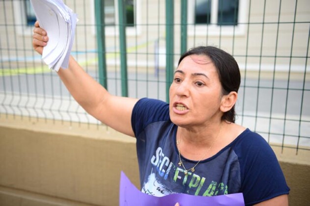 Boşanamayan kadından adliye önünde eylem!