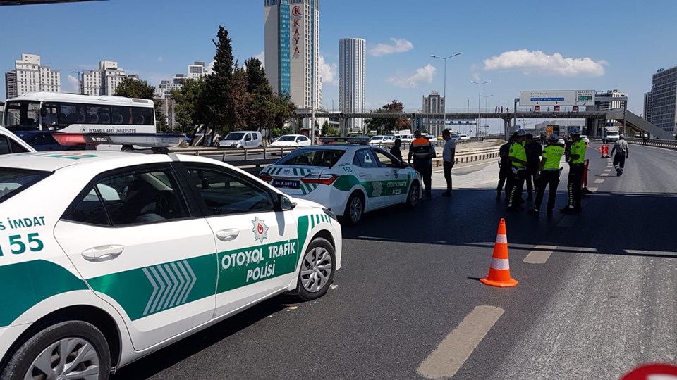 D-100'de çökme: Ankara yönü trafiğe kapatıldı