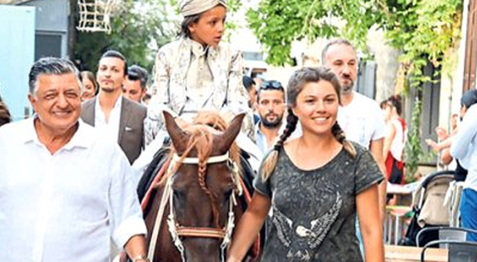 Yılmaz Vural oğlunu sünnet düğününde atla gezdirdi