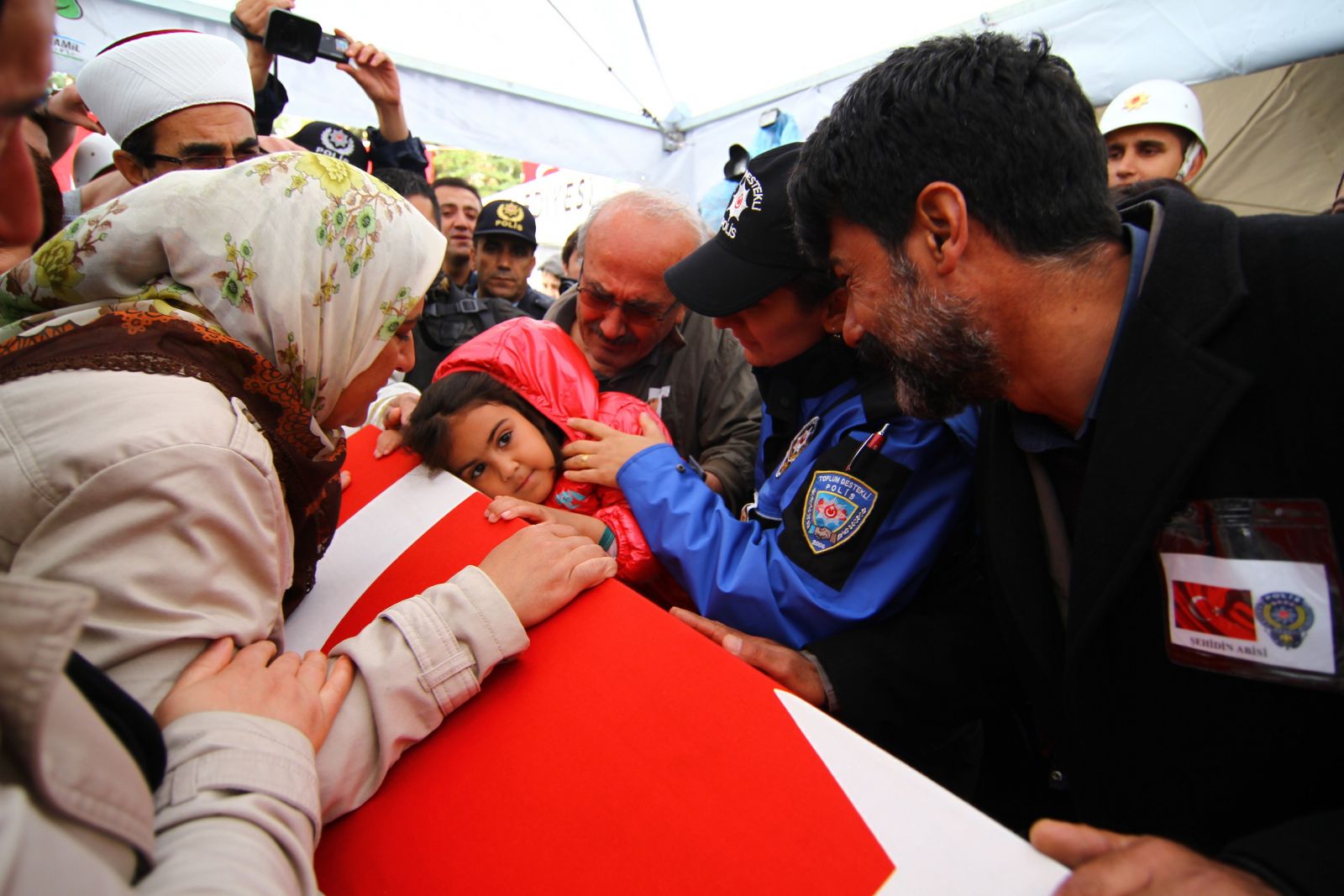 Şehidin minik kızından ağlatan soru: 'Dede, babam nerede'