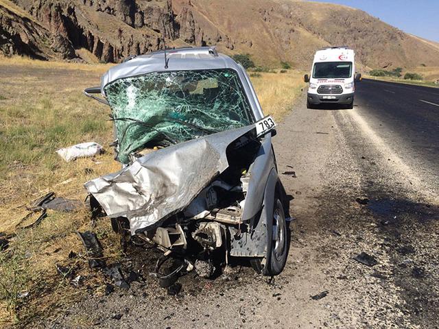 Ağrı'da trafik kazası: 2 ölü, 1 yaralı