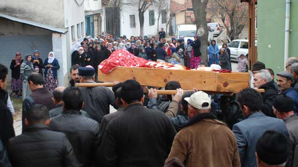 Oğlunun değil yeğeninin cenazesine katıldı