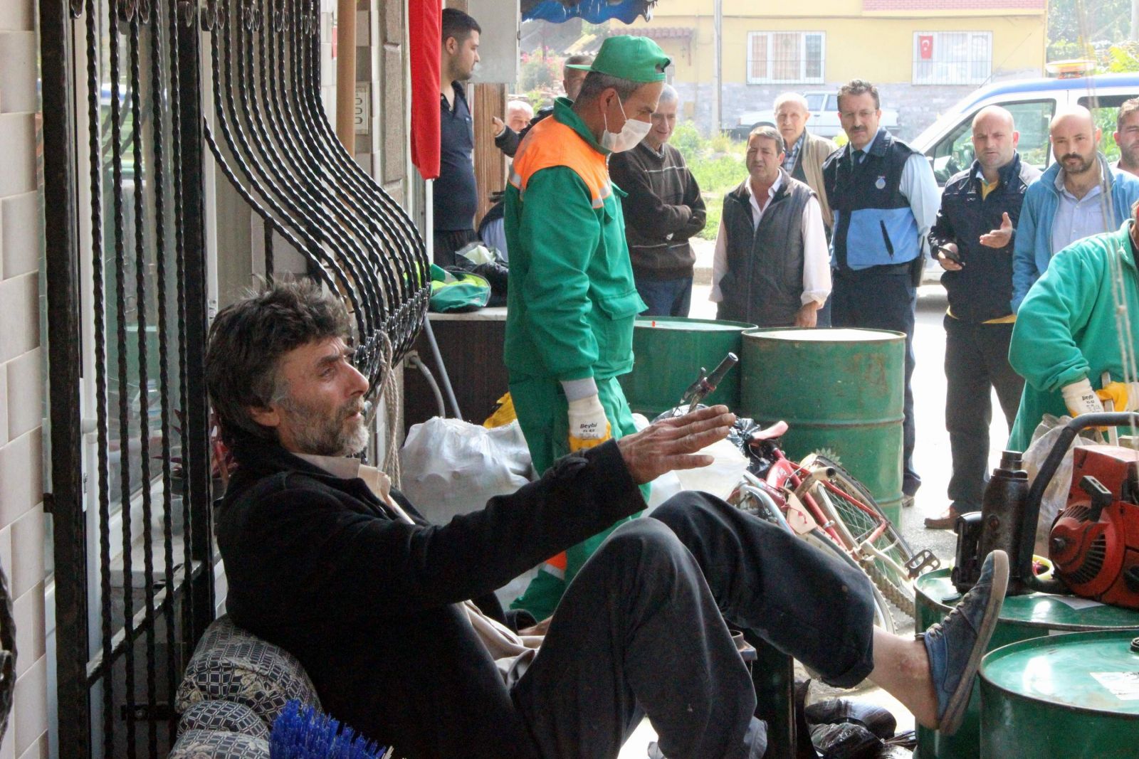 Çöp evin sahibi temizlik işçilerine para saçtı