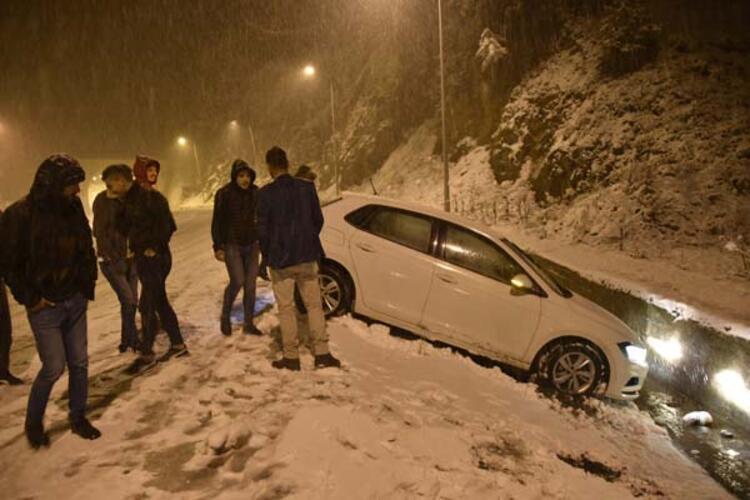 Doğu'da kar yağışı başladı! Vatandaşlar horon tepti