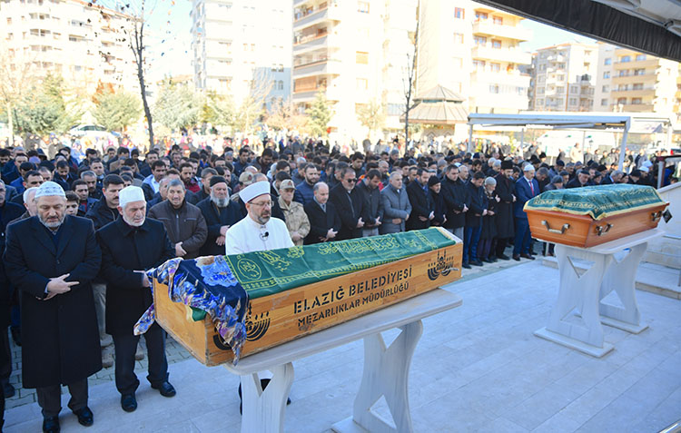 Depremde vefat eden anne ve oğluna hüzünlü veda
