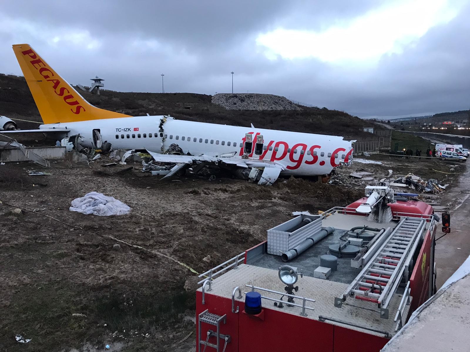 Pistten çıkan uçağın enkazı günün ilk ışıklarıyla görüntülendi