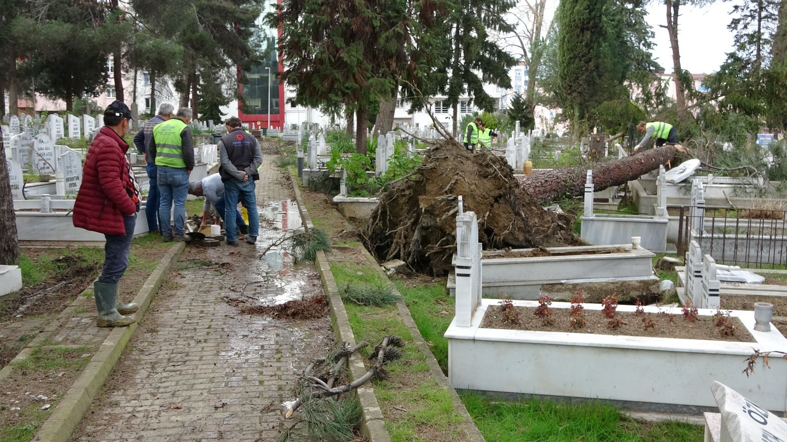Fırtına nedeniyle 15 mezar tahrip oldu