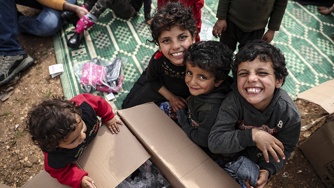 Sosyal medya üzerinden topladıkları yardımlarla İdlibli çocukların ayaklarını ısıttılar