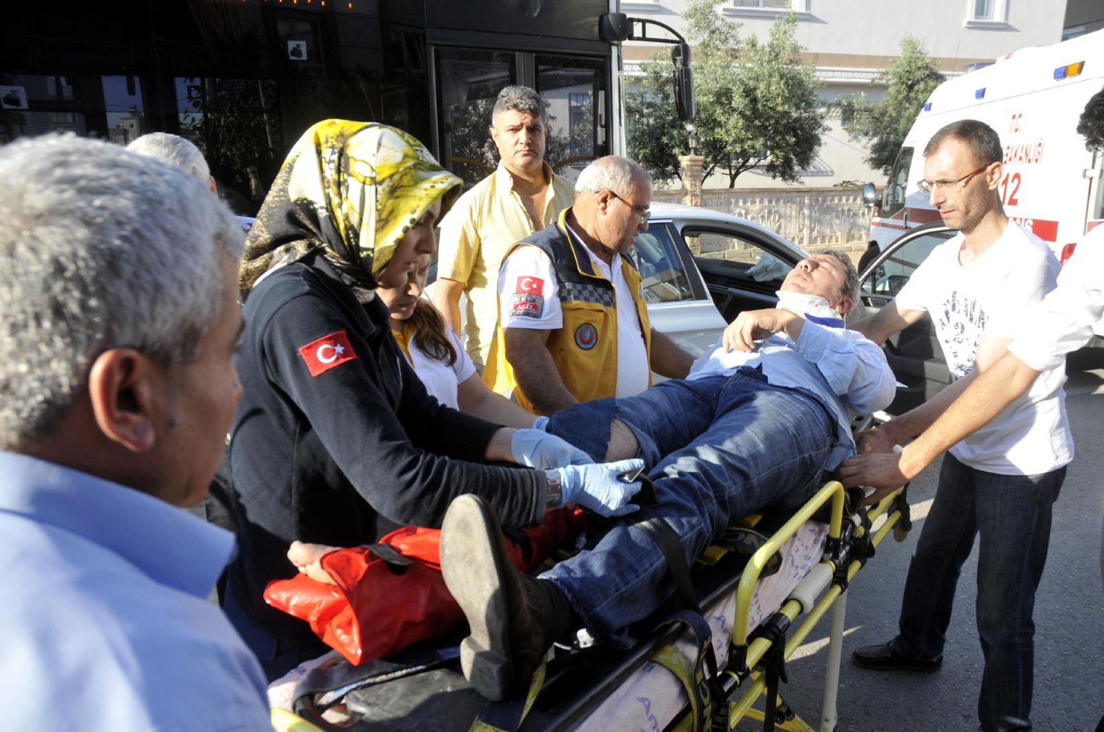 Yaralı emniyet müdürü canını değil, silahları düşündü