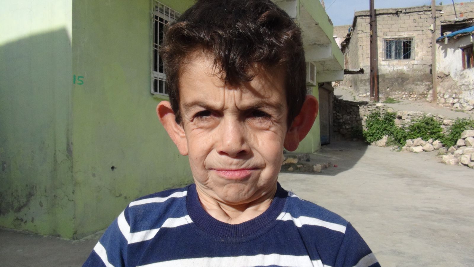 Bakmayın yaşlı gibi durduğuna o daha 8 yaşında!