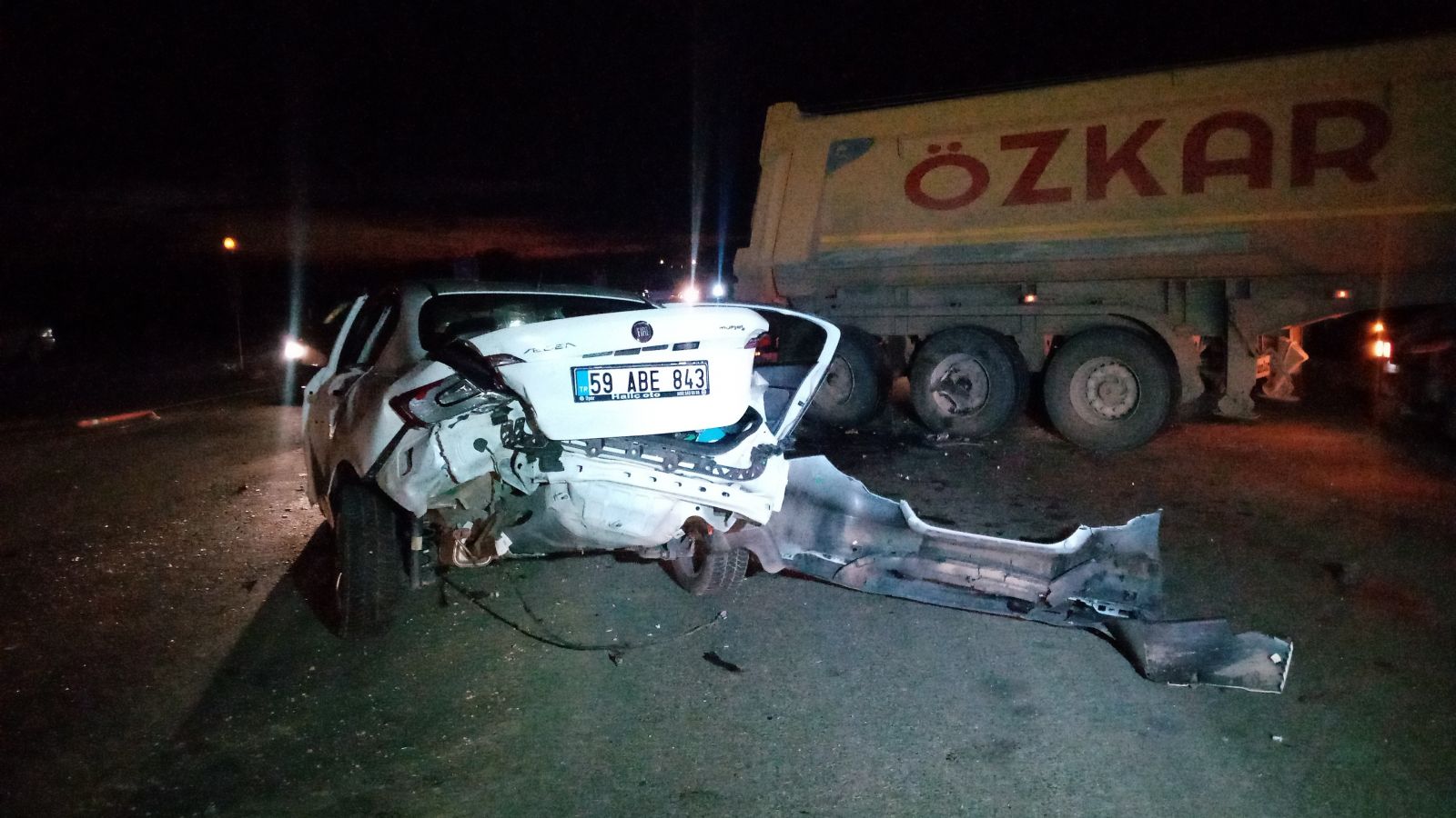 Tıra çarpan otomobil paramparça oldu, sürücüsü hayatını kaybetti