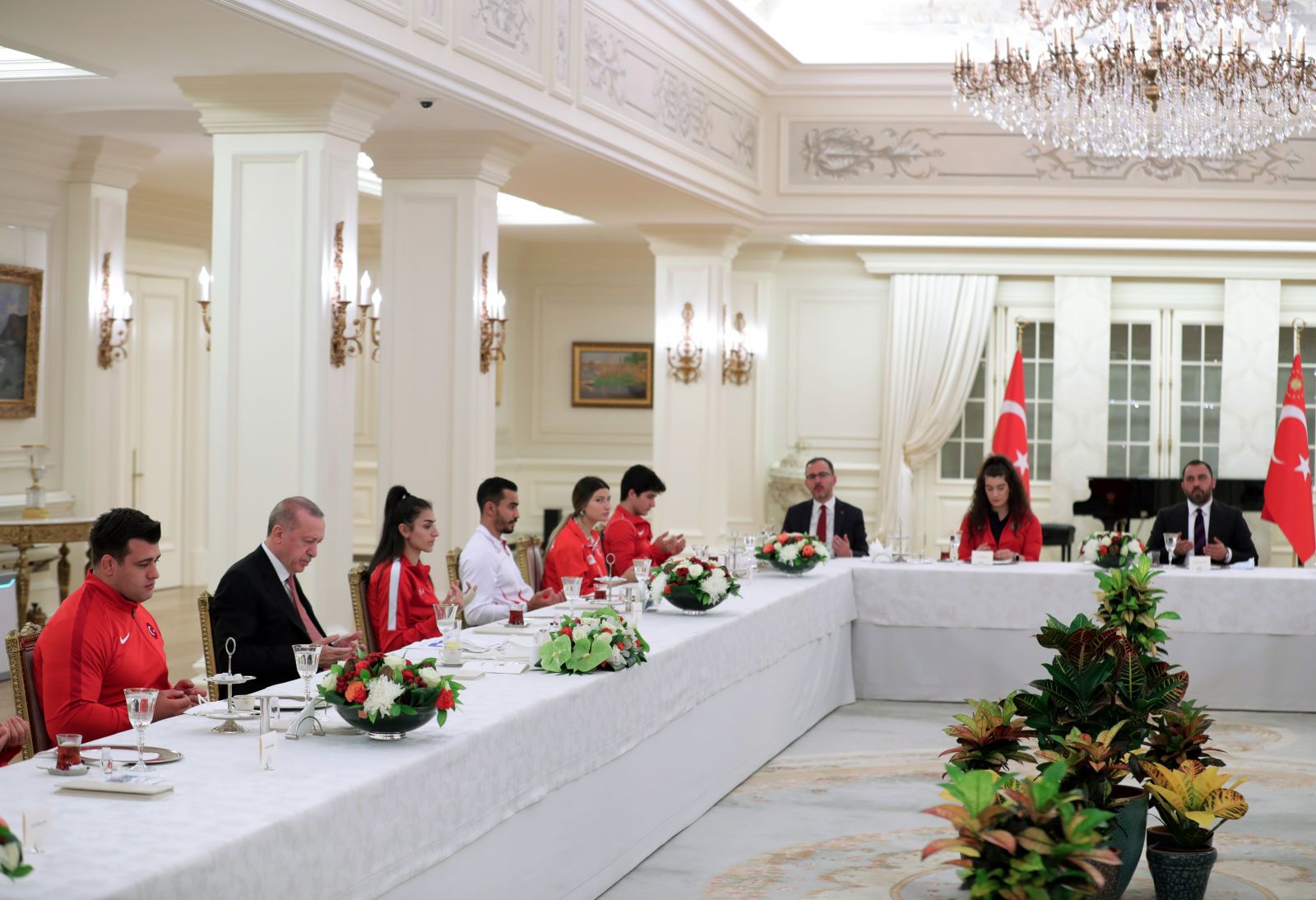 Erdoğan, madalya kazanan milli sporcularla iftar yaptı