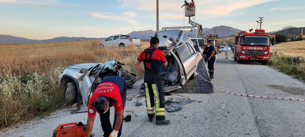Direğe çarpan cip ortan ayrıldı, 2 kişi feci şekilde can verdi