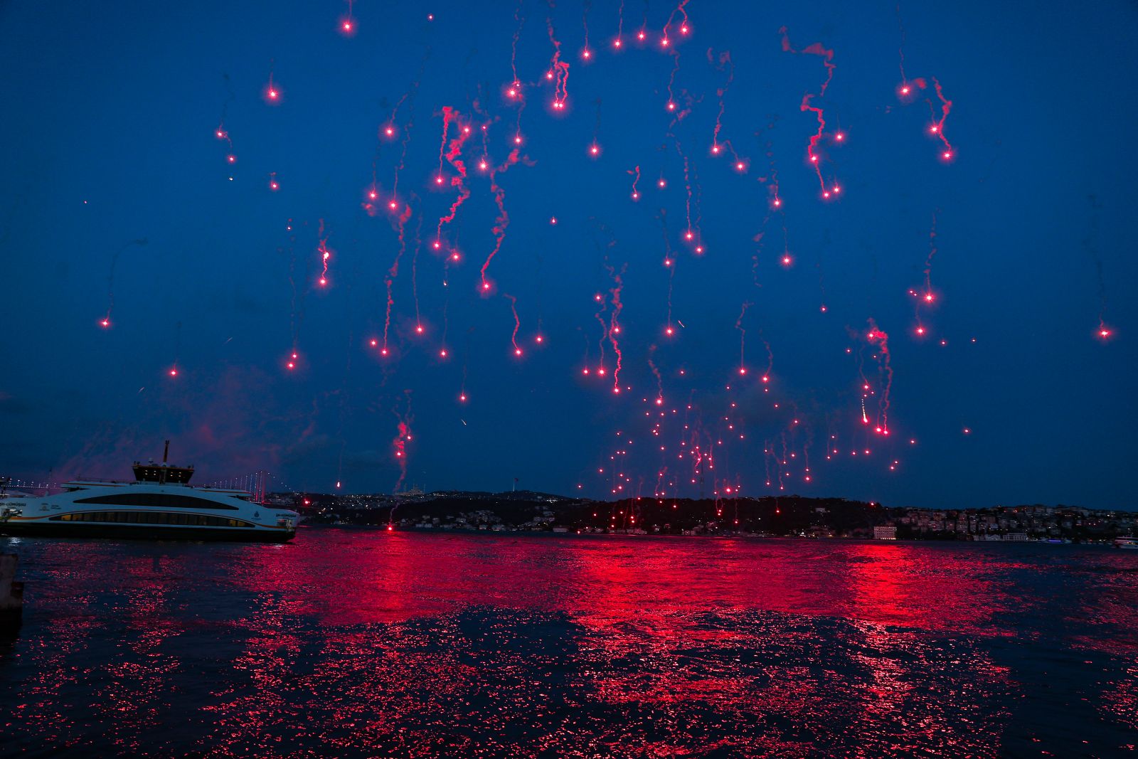 Beşiktaşlılardan Boğaz'da çılgın kutlama