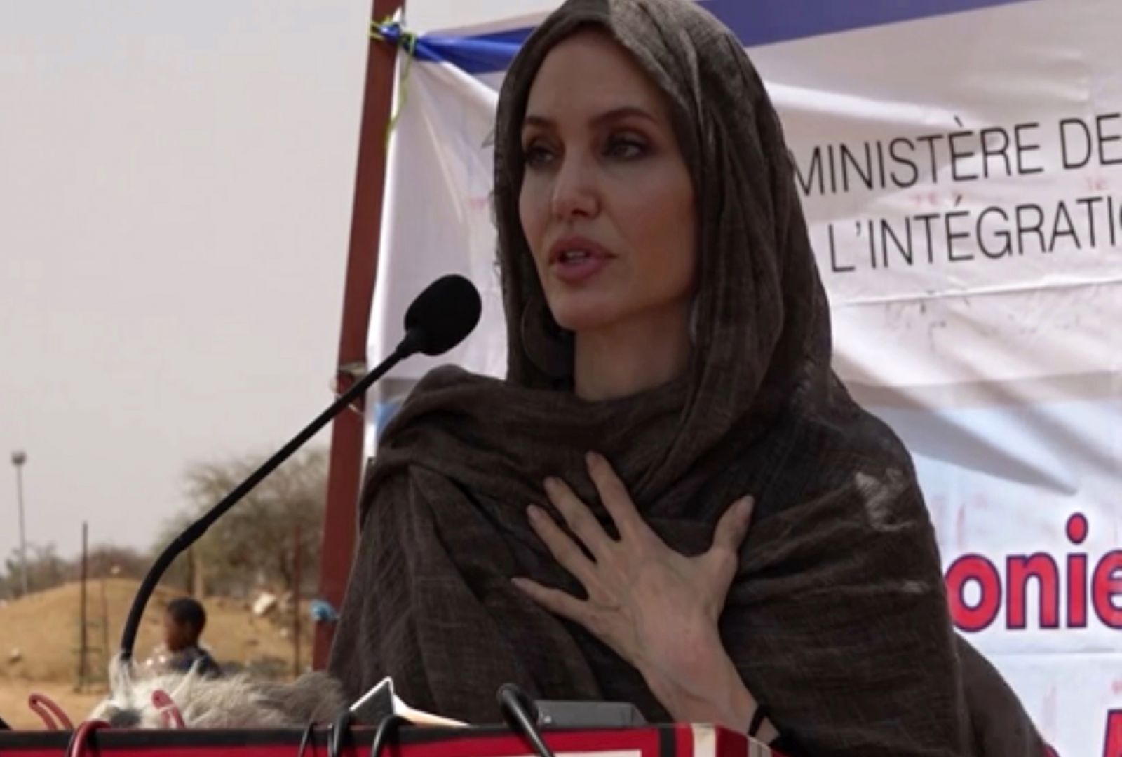 Angelina Jolie, mülteci kampını ziyaret etti