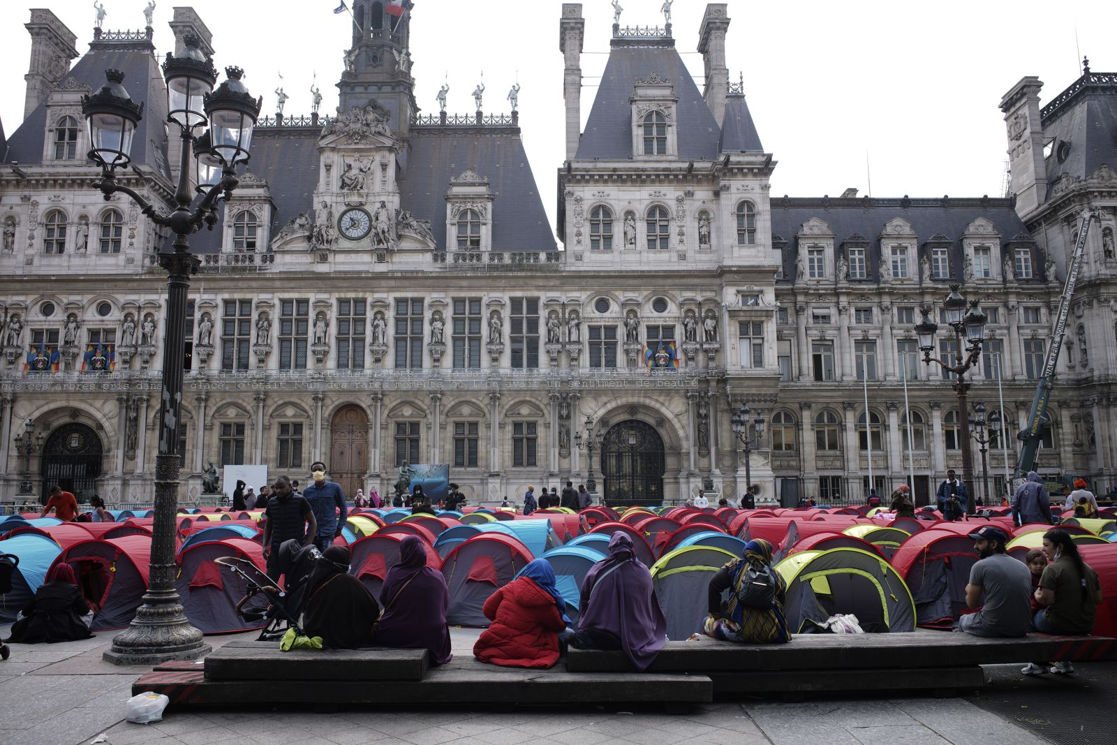 Yüzlerce göçmen Paris'in göbeğine kamp kurdu