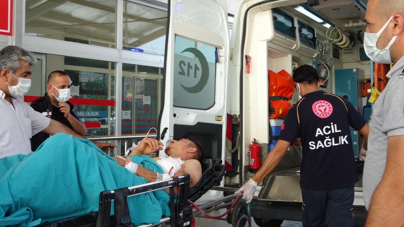 Adana'da iki aile bıçaklarla birbirine girdi, çok sayıda yaralı var