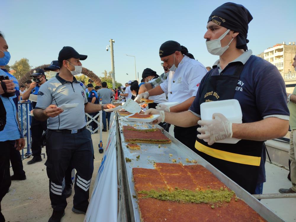Hatay'da 82 metrelik künefe yaptılar