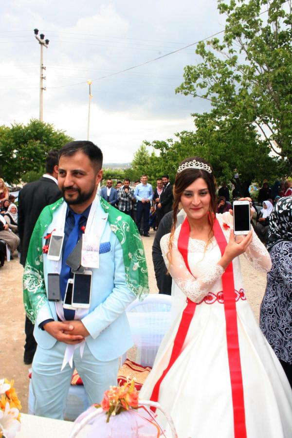 Damada altın ve para yerine, Iphone taktılar