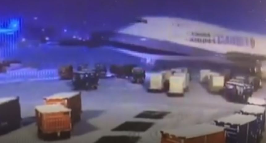 ABD’de kargo uçağı kayarak bagaj arabalarına çarptı