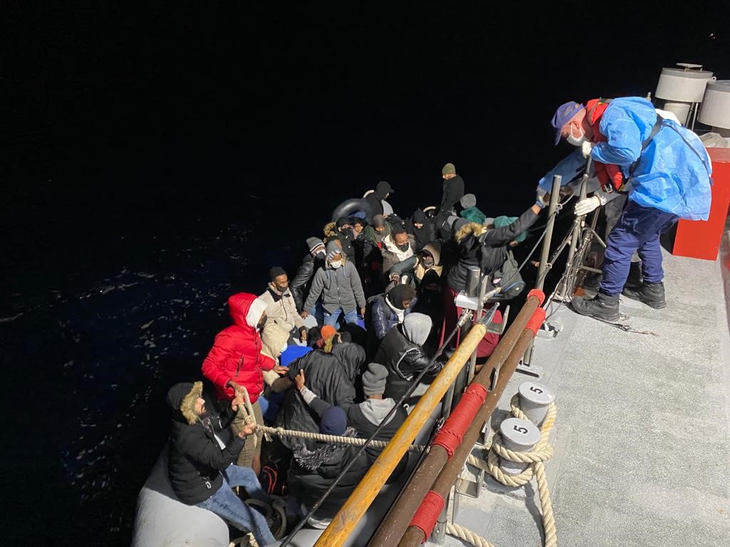 İzmir açıklarında 59 göçmen kurtarıldı