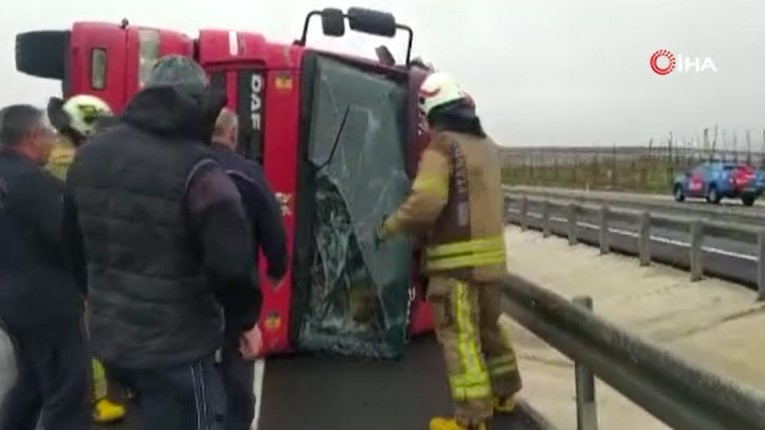 Fırtına İstanbul'u yıktı geçti