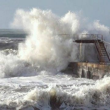 Soçi sahilleri dev dalgalara teslim