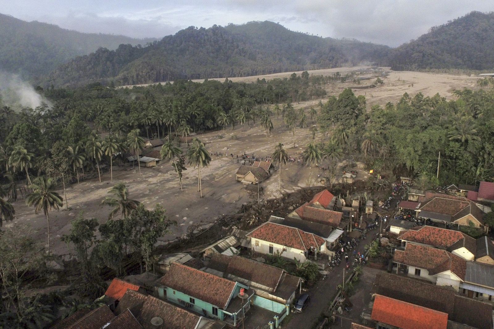 Endonezya'daki yanardağ patlamasında can kaybı 13’e yükseldi