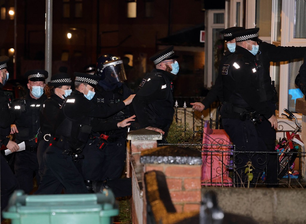 İngiltere Başbakanı polis kılığında denetime çıktı