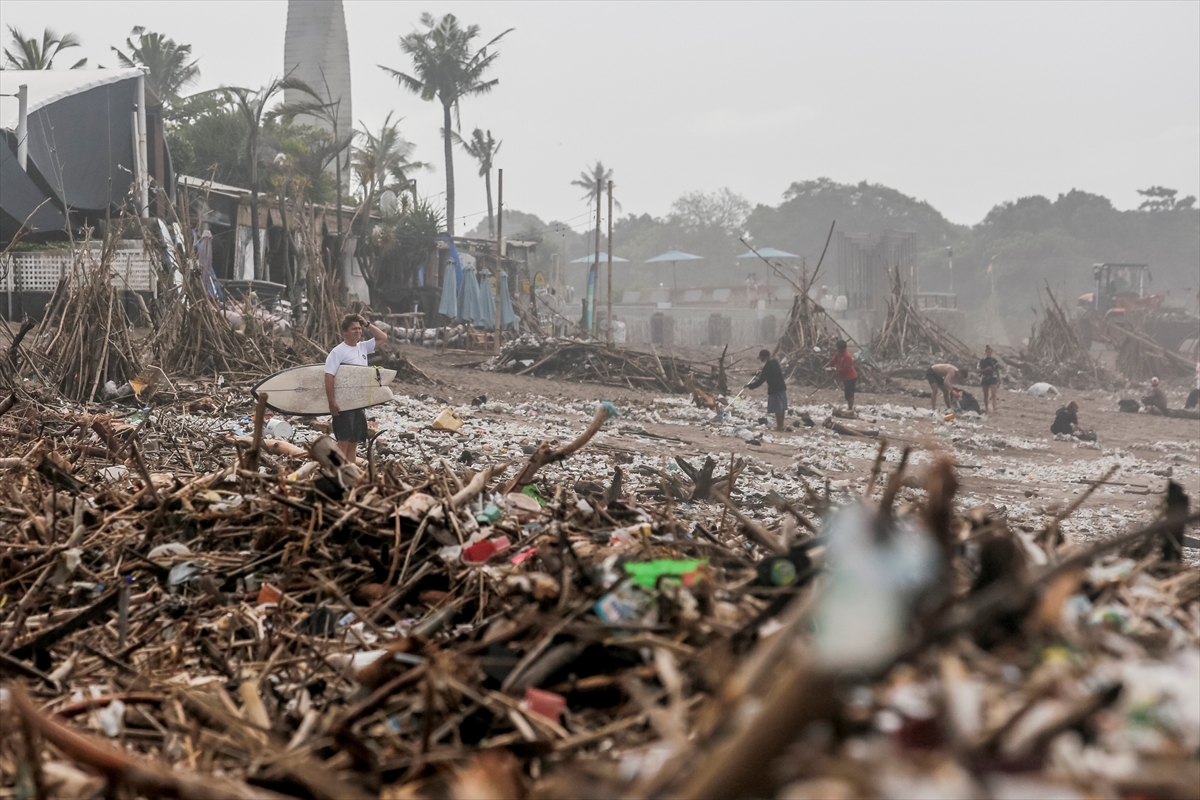 Muson rüzgarları tonlarca plastik atık ve çöpü Bali plajlarına taşıyor