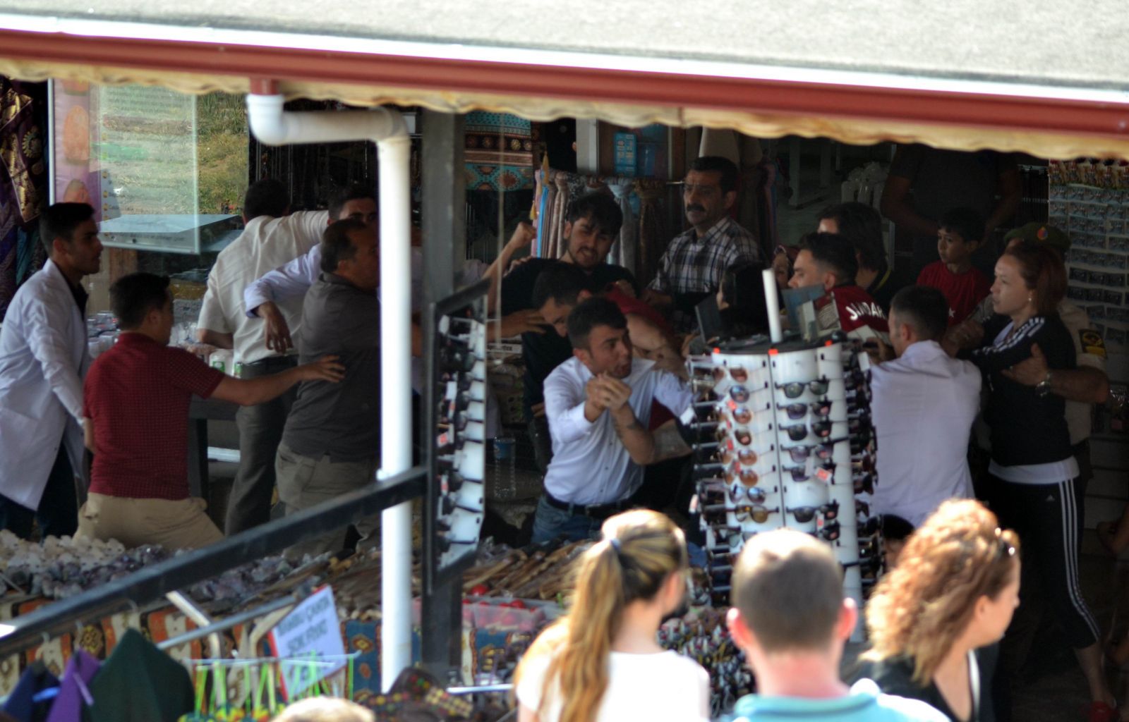 Esnafla turistler birbirine girdi!