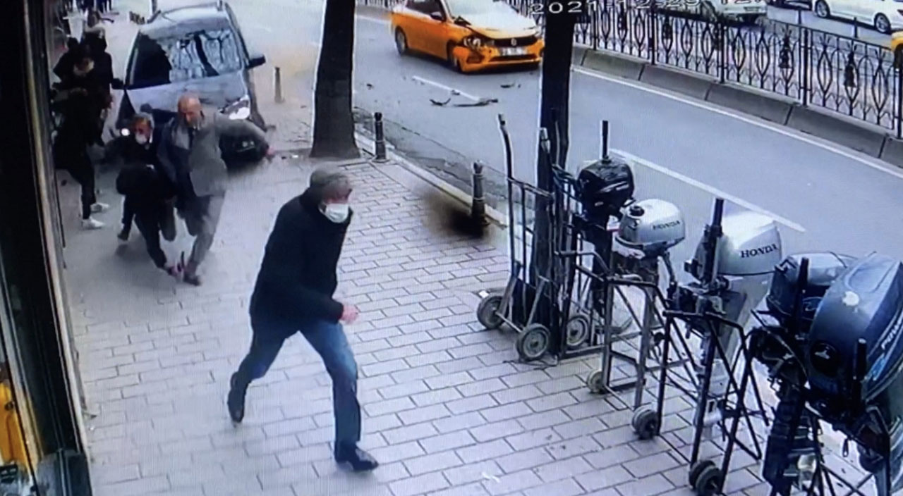 İstanbul’un göbeğinde dehşet anları: Otomobil yayaların arasına daldı