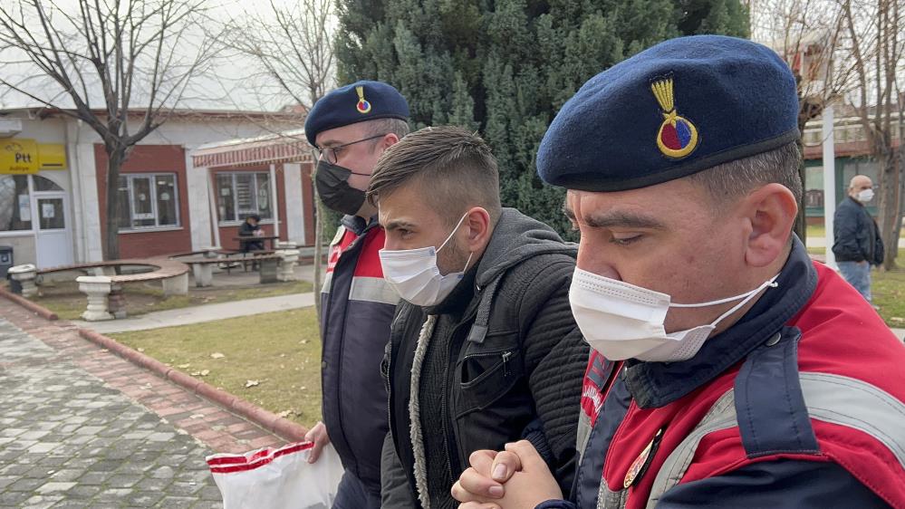 Battaniyeye sarılı halde yakalanan katil mahkemeye getirilirken ağladı