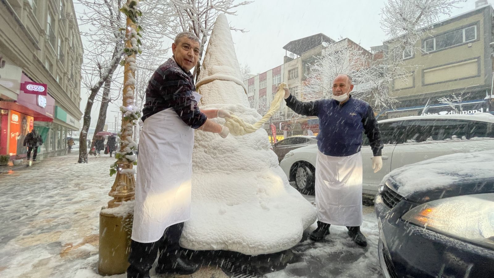 Kahramanmaraşlı dondurmacı, kar altında dondurma dağıttı