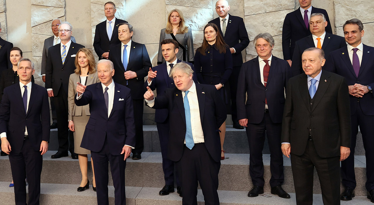 Kritik NATO Zirvesi başladı! Liderler aile fotoğrafı çektirdi