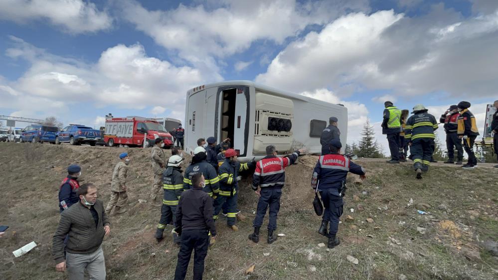 Eskişehir’de cezaevi otobüsü devrildi, yaralılar var