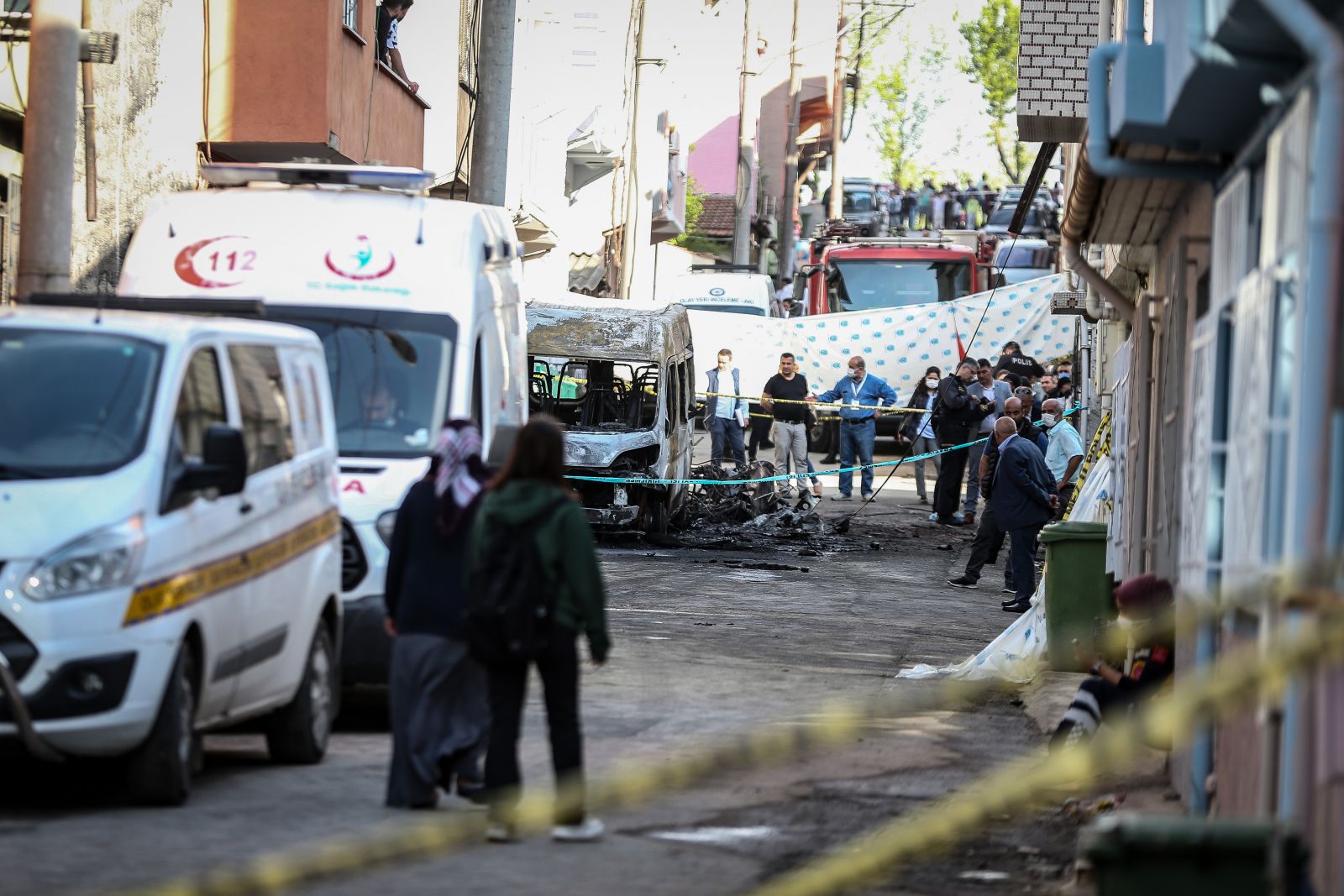 Evine uçak çarpan kadın hastaneye kaldırıldı