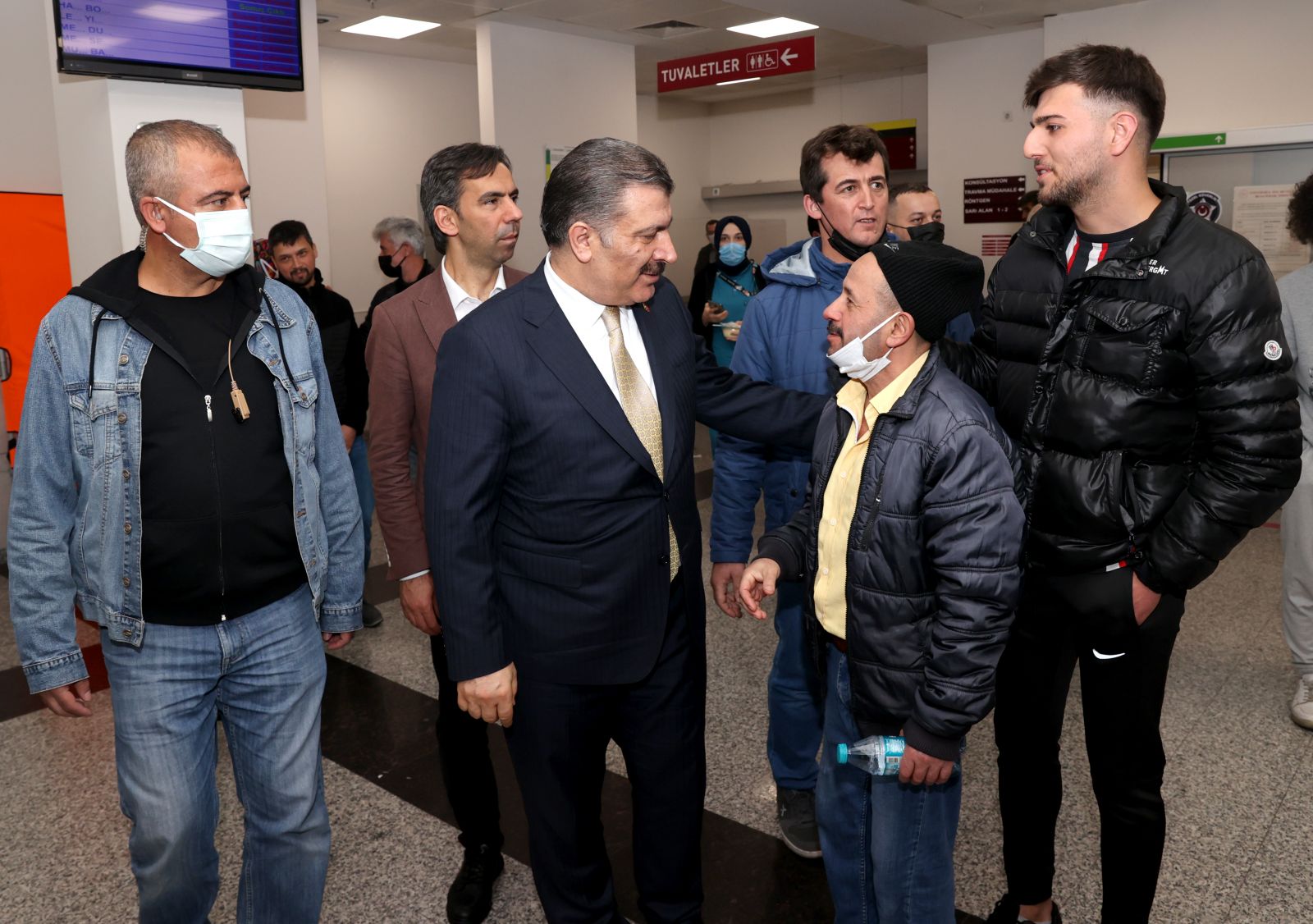 Bakanı Koca'dan sağlık çalışanlarına gece yarısı sürprizi