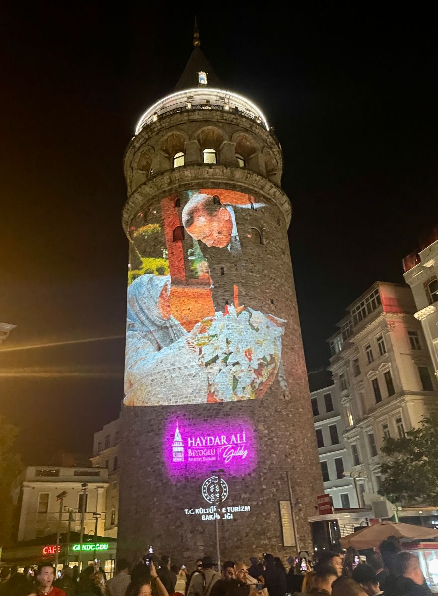 Galata Kulesi annelerin fotoğraflarıyla süslendi