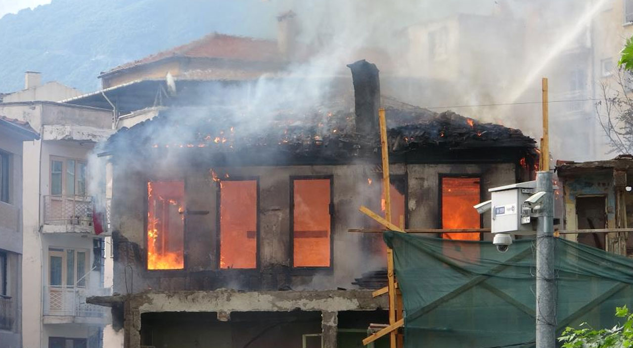 Yüzlerce yıllık tarihi bina küle döndü