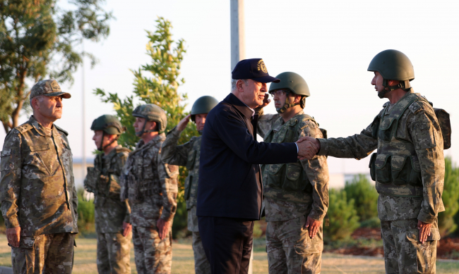 Bakan Akar ve TSK komuta kademesinden Süleyman Şah Türbesi'ni ziyaret etti