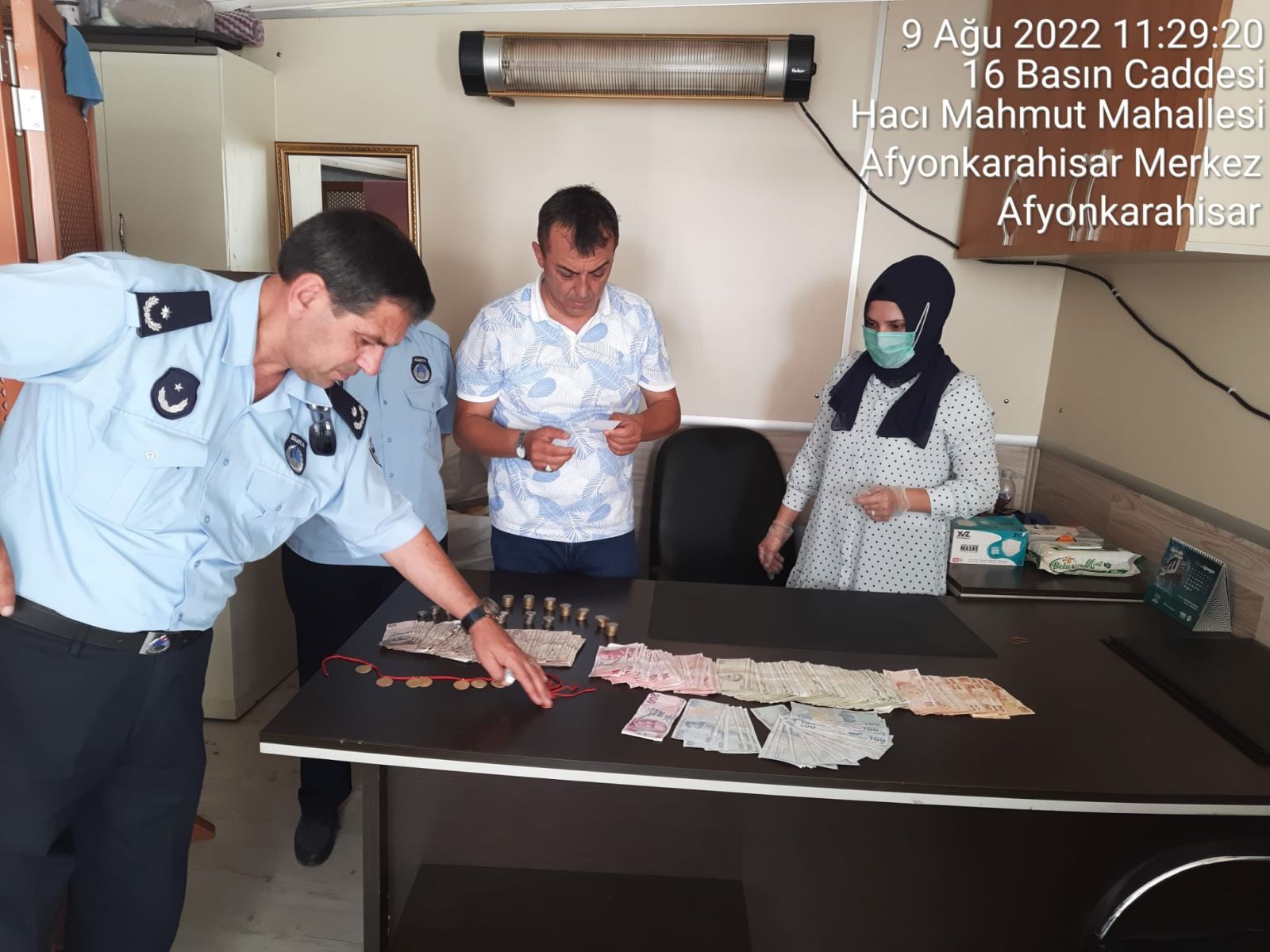 Dilencinin çantasından çıkanlar zabıtaları bile şaşırttı