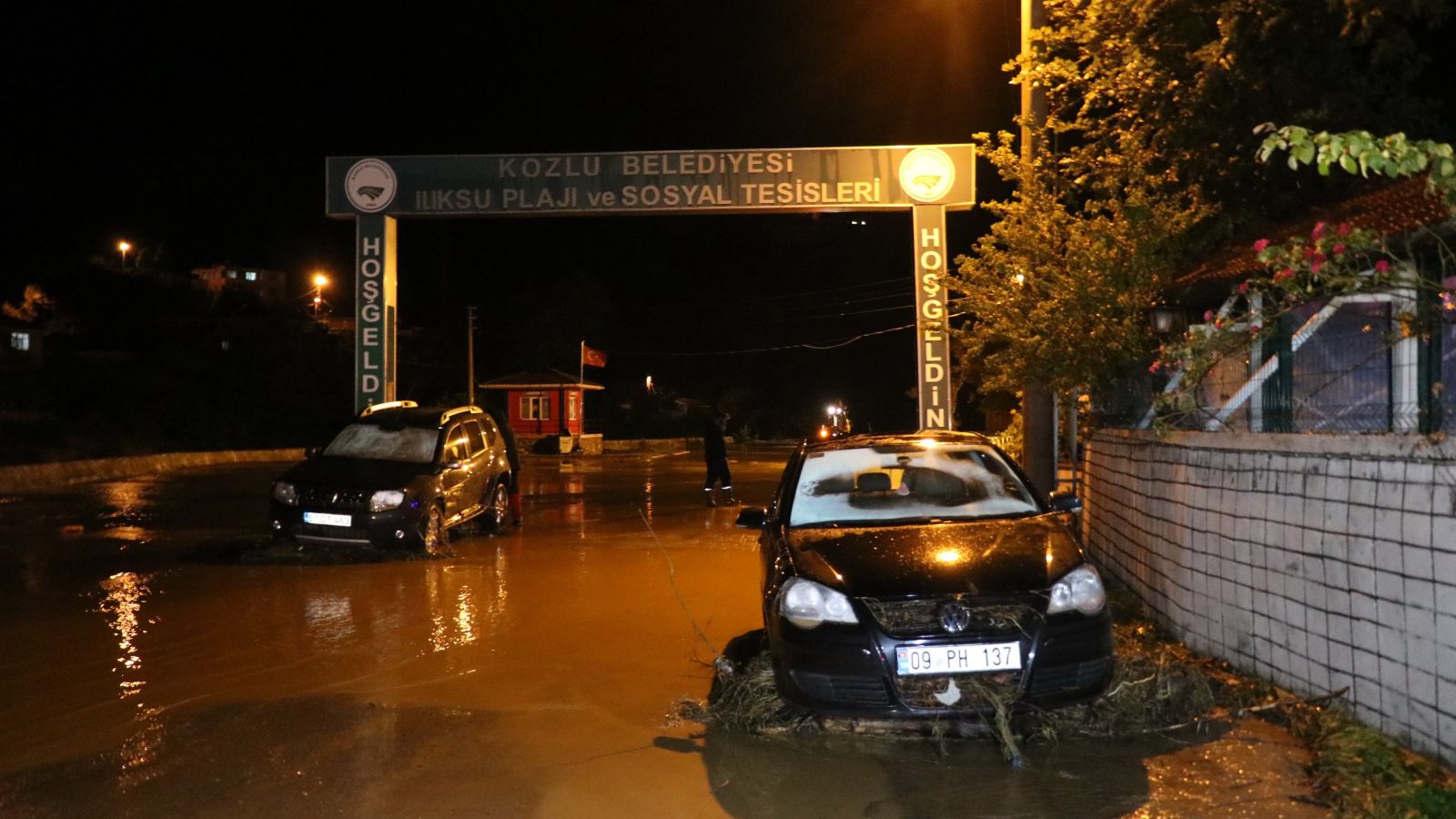 Zonguldak'ta Ilıksu Deresi taştı, mahsur kalan 20 kişiyi AFAD kurtardı