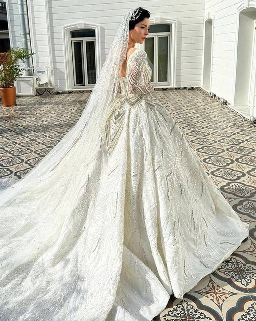 Merve Boluğur ikinci kez dünyaevine girdi, işte Merve Boluğur ve Mert Aydın'ın düğününden ilk kare