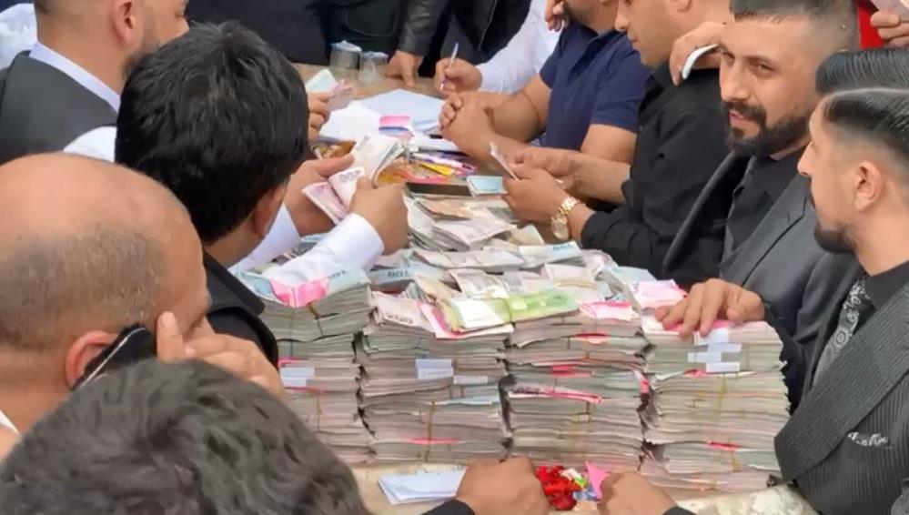 Banka değil, aşiret düğünü! Toplanan parayı saya saya bitiremediler