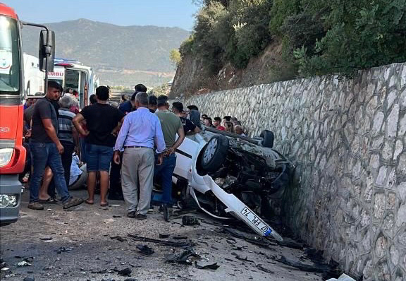 Antalya'da iki otomobilin çarpıştı: 2 ölü, 3 yaralı