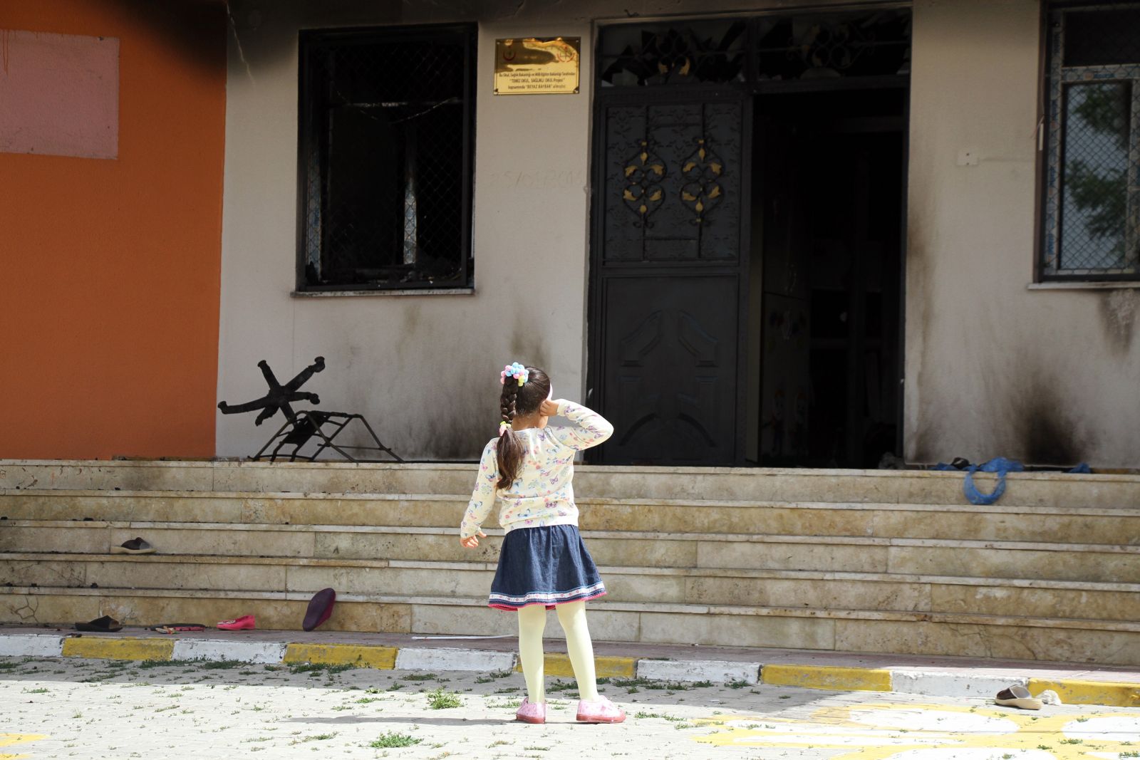 PKK'lılar anaokuluna saldırdı,  Türk bayrağını indirdi