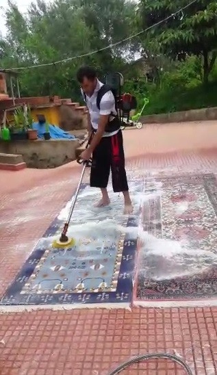 Ot biçme motorunu, halı yıkama makinesi yaptı