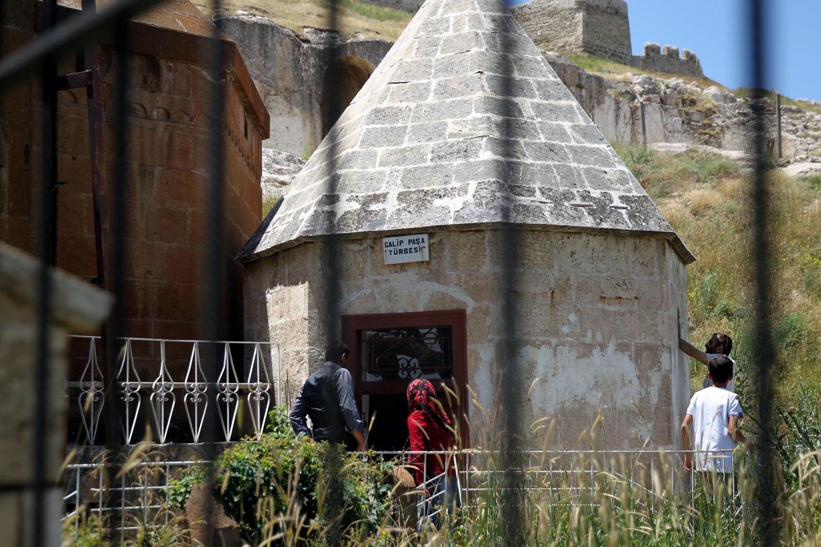 Van'da defineciler türbeye zarar verdi