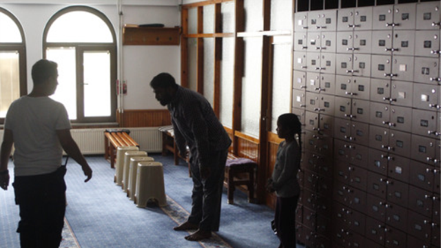 Polisi görünce camiye girip namaz kılmaya başladılar